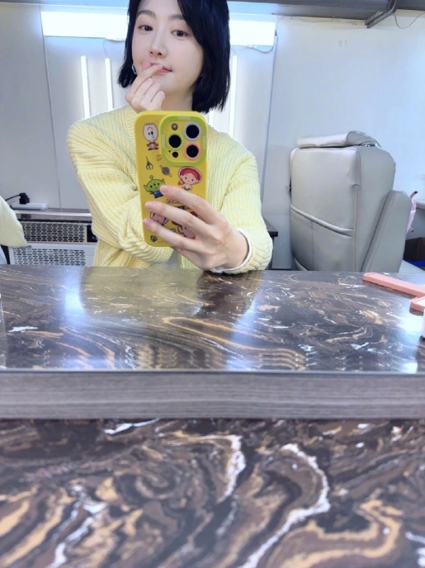 景甜对镜自拍可爱比耶 短发搭配黄色针织温柔甜美